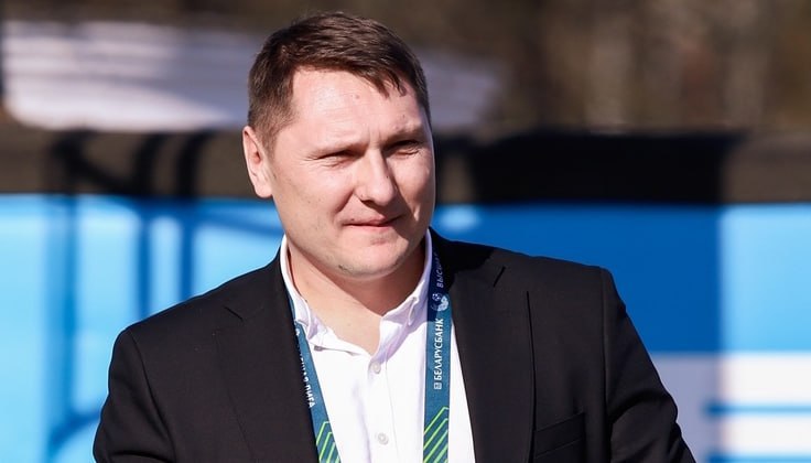 На пост председателя АБФФ претендуют уже двое, а не трое кандидатов Снял свою кандидатуру с выборов исполняющий обязанности главы Ассоциация «Белорусская федерация футбола» Андрей Василевич. С учетом всех факторов и обстоятельств, сложившихся в белорусском футболе, на посту руководителя АБФФ должен быть человек с серьезным административным ресурсом. Ведь для развития футбола в нашей стране необходимо принятие ряда глобальных решений, которые нужно донести и отстоять на самом высоком уровне». Василевич высказал немало хвалебных слов в адрес двух оставшихся кандидатов. Начальник главного управления спорта и туризма Минского облисполкома Евгений Булойчик, по его мнению, накопил немалый опыт работы под руководством Александра Турчина, нынешнего премьер-министра Беларуси, что должно помочь для принятия грамотных управленческих решений во благо развития белорусского футбола. Генеральный директор минского «Динамо» Андрей Толмач, на его взгляд, преуспел во главе столичного клуба, особенно с точки зрения селекции и подготовки юных игроков. Подпишись — Минская правда MLYN.by