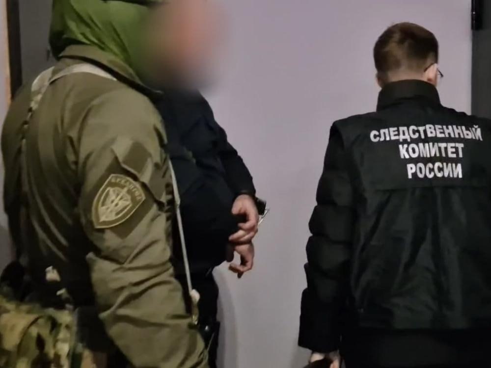 В Архангельске умудрились стырить помощь фронту использовав для этого схему организации двойника Пресс служба СУ СК РФ по Архангельской области и НАО сообщает что двоих инструкторов по стрельбе приняли в областной столице Их обвиняют в хищении боеприпасов совершенное группой лиц по предварительному сговору По версии следствия в 2023 2025 годах подозреваемые используя служебное положение присвоили более 7 5 тысяч патронов предназначенных для лиц проходящих курс подготовки для участия в специальной военной операции Сотрудники правоохранительных органов в ходе производства оперативно розыскных мероприятий в частном доме родственника одного из подозреваемых изъяли похищенные боеприпасы Допрашиваются свидетели по делу производится сбор доказательственной базы О том кто воровал и каким образом читайте на сайте Фото РУ ФСБ РФ и СУ СКР по Архангельской области и НАО