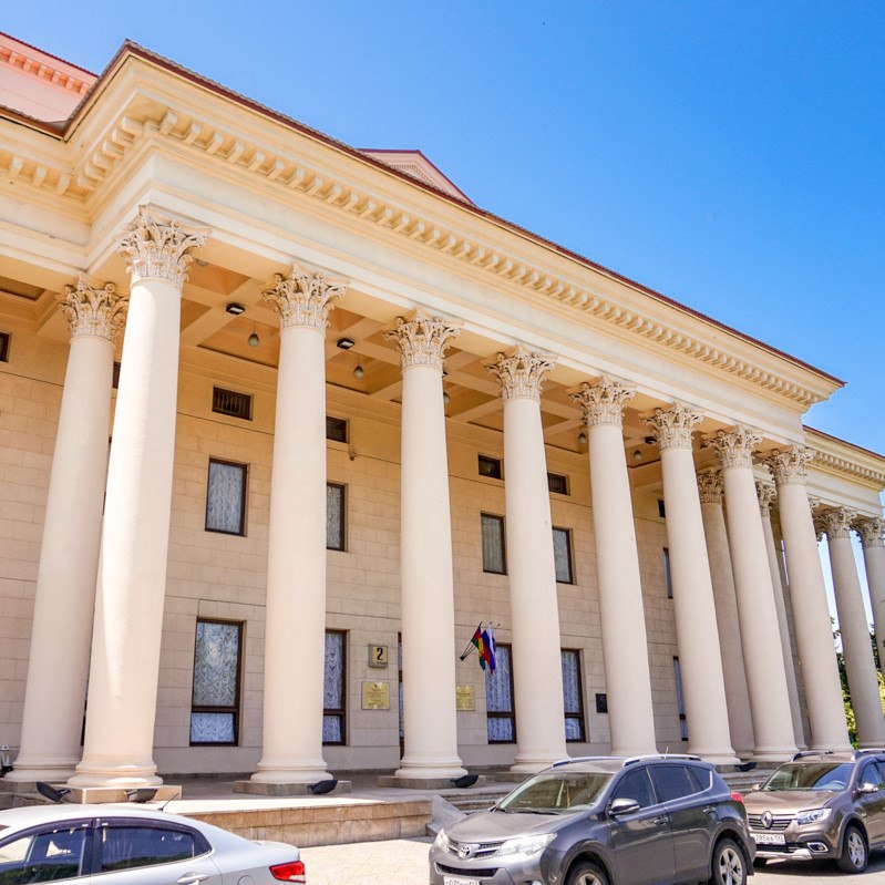 Юбилей композитора и смелые постановки 5   й фестиваль русской музыки и слова пройдёт в Зимнем театре Сочи с 15 по 18 ноября и посвящён 185 й годовщине со дня рождения П И Чайковского В день открытия 15 ноября Сочинский симфонический оркестр под управлением Олега Солдатова исполнит полонез из оперы Евгений Онегин концерт для скрипки с оркестром и Шестую Патетическую симфонию Чайковского Солист лауреат международных конкурсов скрипач Михаил Усов 17 ноября программа станет экспериментальной зрителям представят оперу Н А Римского Корсакова Моцарт и Сальери в исполнении солистов театра Геликон опера а также Серенаду для струнных Чайковского Фестиваль завершится 18 ноября гала концертом Русские арии и ямщицкие песни с участием заслуженного артиста России Дмитрия Скорикова и оркестра народных инструментов Русский сувенир под управлением Григория Михайлова   Подписаться Читайте нас в Max