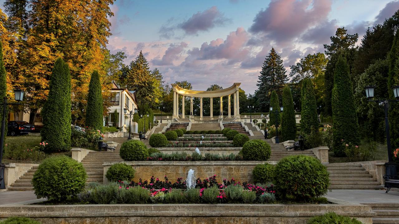 Кисловодск вошел в топ 10 популярных направлений для отдыха в апартаментах в ноябре По данным сервиса бронирования Tvil ru Кисловодск вошел в десятку самых востребованных направлений для отдыха в апартаментах в ноябре 2025 года Туристы выбирают Кисловодск за мягкий климат развитую инфраструктуру и возможность комфортно провести межсезонье Средняя продолжительность отдыха в Кисловодске 5 ночей В целом популярность отдыха в апартаментах в России выросла на 16 по сравнению с прошлым годом В рейтинге также лидируют Москва Санкт Петербург и Казань а также курорты Сочи Пятигорск Ялта и Краснодар То что Кисловодск входит в число самых популярных направлений осеннего отдыха говорит о высоком уровне сервиса и комфорта который сегодня предлагают наши здравницы Мы видим что туристы едут к нам не только за лечением но и за атмосферой уюта и вдохновения а ее у нас можно получить в любое время года Город твоего сердца