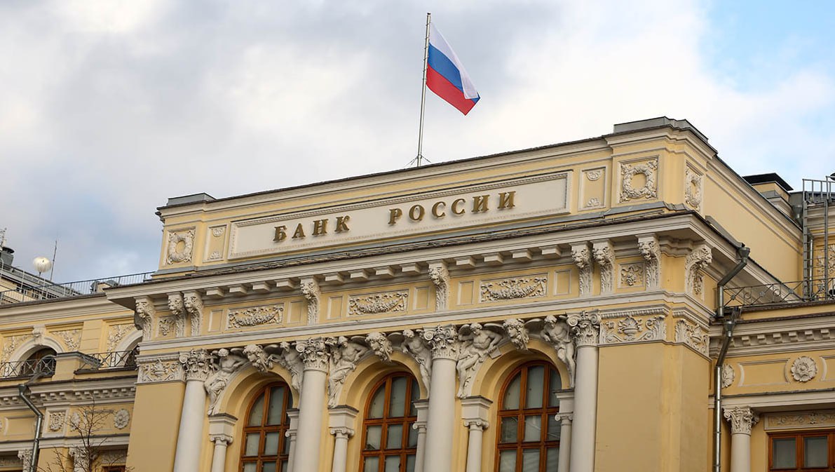 Банки начнут рассчитывать нормативы достаточности капитала по новым инструкциям ЦБ  С 18 августа банки с универсальной лицензией перейдут на более риск-чувствительный подход, для банков с базовой лицензией и небанковских кредитных организацией ничего не изменится.   Для отнесения заемщиков к инвестиционному классу и получения пониженного риск-веса соответственно, необходим будет кредитный рейтинг не ниже уровня «А»;   Риск-веса для регионов и муниципальных образований впредь будут различаться в зависимости от их кредитных рейтингов, в случае их отсутствия — оценки Минфина;   Банки смогут переносить риски кредитной концентрации с заемщиков на их гарантов, поручителей или эмитентов ценных бумаг, которые заемщик передавал в качестве обеспечения.   Изменения помогут более точно оценивать риски, будут способствовать выравниванию условий конкуренции, а также поддержанию сбалансированного роста кредитования экономики.