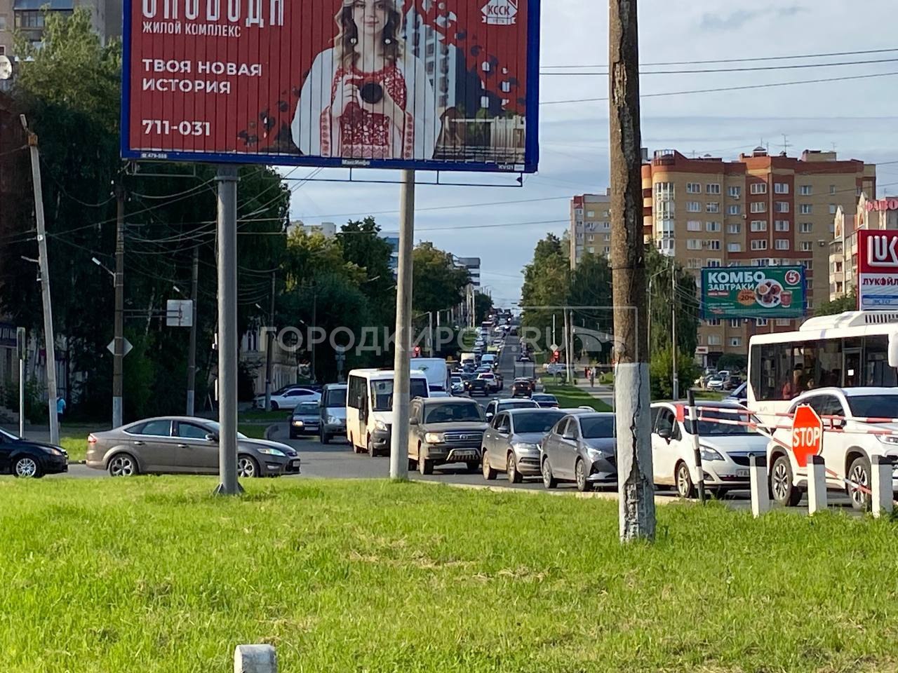 Авария на перекрестке улицы Ленина и улицы Блюхера Из-за столкновения пожарной машины и внедорожника, по улице Ленина образовалась пробка. Заранее планируйте свой маршрут. Город Киров Новости