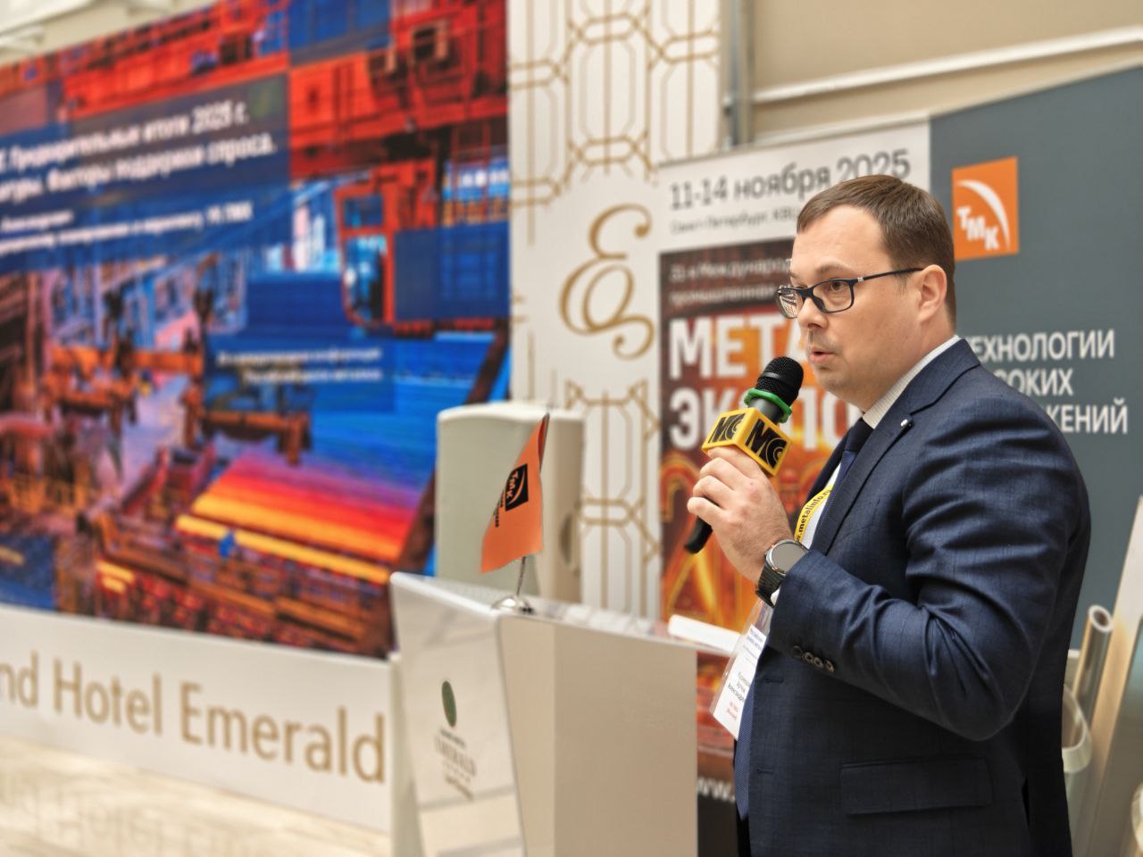 В Промсорте назвали факторы которые поддержат рынок арматуры в 2026 году Директор по операционному планированию и маркетингу УК ПМХ Артём Кузнецов в рамках конференции Российский рынок металлов 2025 рассказал об итогах года в партнерской компании Промсорт на рынке арматуры и факторах которые будут влиять на него в 2026 году В своем докладе он отметил что рынок арматуры по итогам 2025 года снизится примерно на 3 до 9 5 млн тонн В следующем году потребление сократится еще примерно на 6 в первую очередь из за падения спроса в сегменте строительства многоквартирного жилья Подробнее Подпишись на Металлоснабжение и сбыт