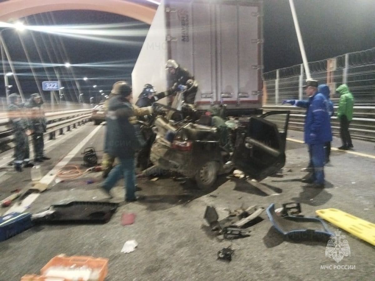 На трассе М 12 в округе Муром два грузовика столкнулись с шестью легковушками   newsvladimir ru fn 1748452 html Утром 3 ноября на трассе М 12 в округе Муром два грузовика столкнулись с шестью легковушками Движение на 321 км трассы открыто только по левой полосе На месте работают спасатели   Прислать новость Подписаться   Мы в MAX