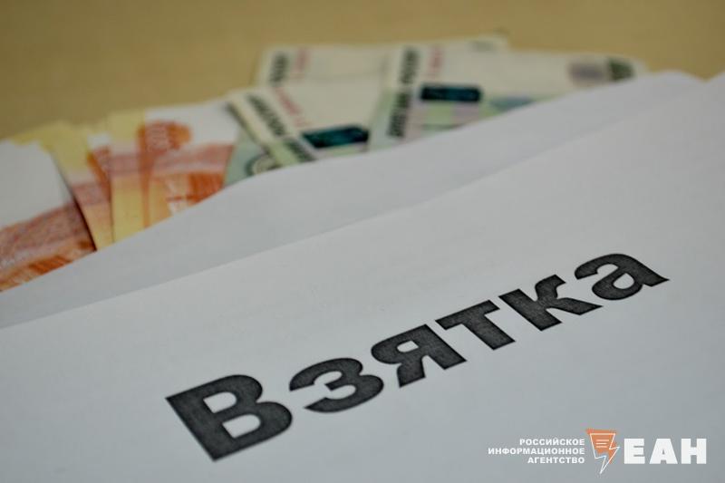 В Челябинске суд оставил в СИЗО менеджера банка, обвиняемую в коррупции Сторона защиты в апелляционной жалобе заявила о неверной квалификации действий обвиняемой и отсутствии оснований для нахождения в условиях изоляции от общества. Областной суд оставил без изменения решение о заключении менеджера клиентского отдела банка под стражу на два месяца. По данным следствия, женщина в период с марта 2023-го по январь 2025 года, действуя в сговоре с бывшим исполнительным директором банка, получила от представителя двух фирм взятку в размере более 13,7 млн рублей. Деньги предназначались за способствование открытию невозобновляемой кредитной линии для строительства гостиничного комплекса, сокрытие негативных сведений, препятствующих кредитованию, а также за решение проблем, возникающих в процессе финансирования. О задержании сотрудников банка стало известно 27 июня. Преступления выявили сотрудники ФСБ.