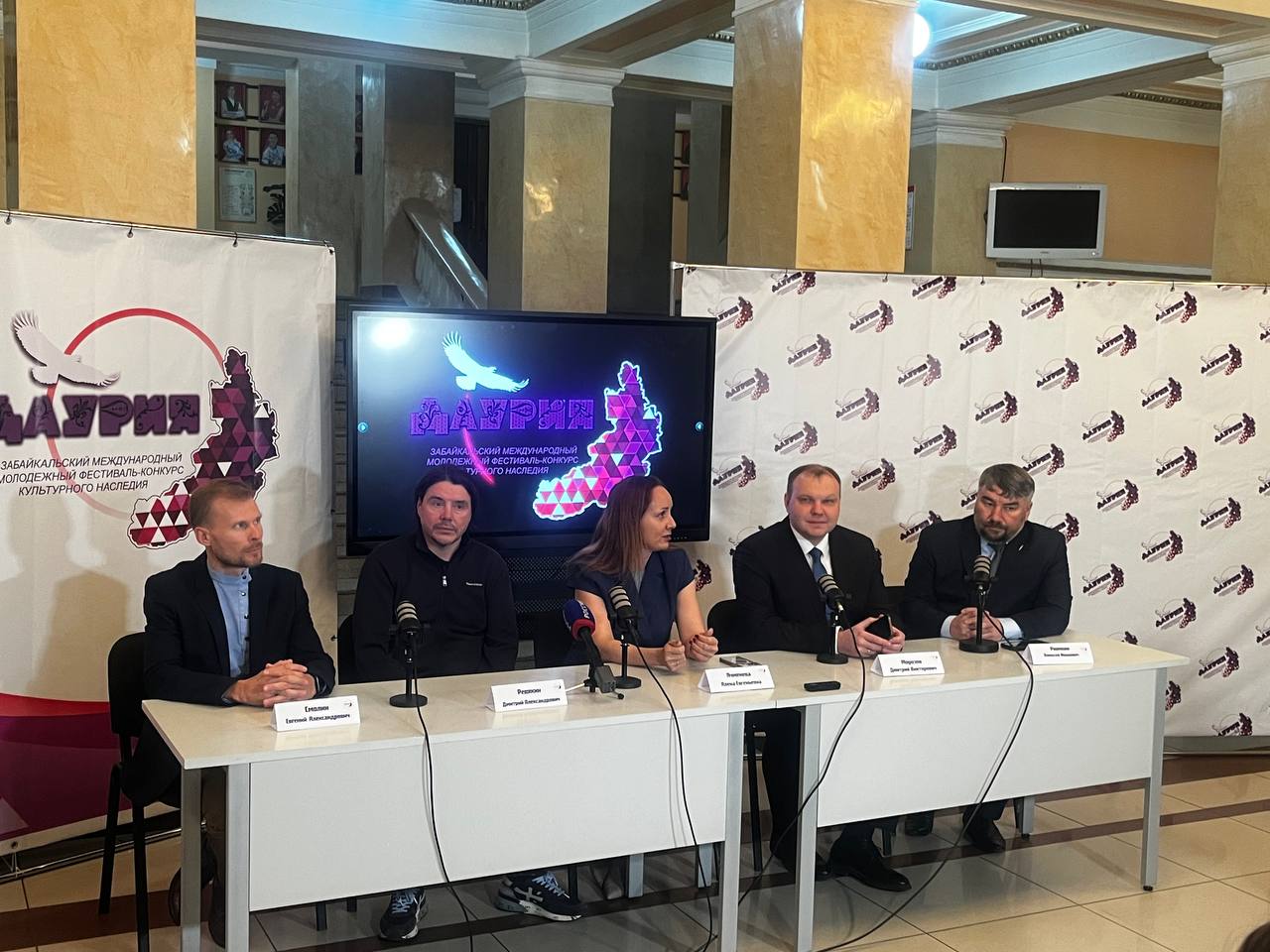 «Горим увидеть участников» В преддверии открытия фестиваля-конкурса «Даурия» в Доме офицеров Забайкальского края члены жюри вместе с председателем Дмитрием Морозовым и министром культуры Забайкальского края Алёной Ячменёвой встретились с журналистами. Дмитрий Морозов рассказал, что не первый год знаком с «Даурией». «Мы наслышаны о конкурсе, мне нравится его формат и то, что увеличивается количество участников. Мне сказали, что представлено больше тысячи человек, такие цифры нас восхищают», – отметил он. Министр культуры Забайкальского края Алёна Ячменёва подчеркнула, что важно показать молодому поколению культуру страны и своего региона интересной. Она также пригласила всех забайкальцев на гала-концерт «К тебе пришёл, Даурия!» 18 мая, который начнётся на площади имени Ленина в Чите в 15.00. Там забайкальцы и гости края узнают, кто получит Гран-при фестиваля – 100 тысяч рублей. Полную программу можно найти здесь, а пока давайте поддержим участников реакциями, ведь впереди у них конкурсные прослушивания 
