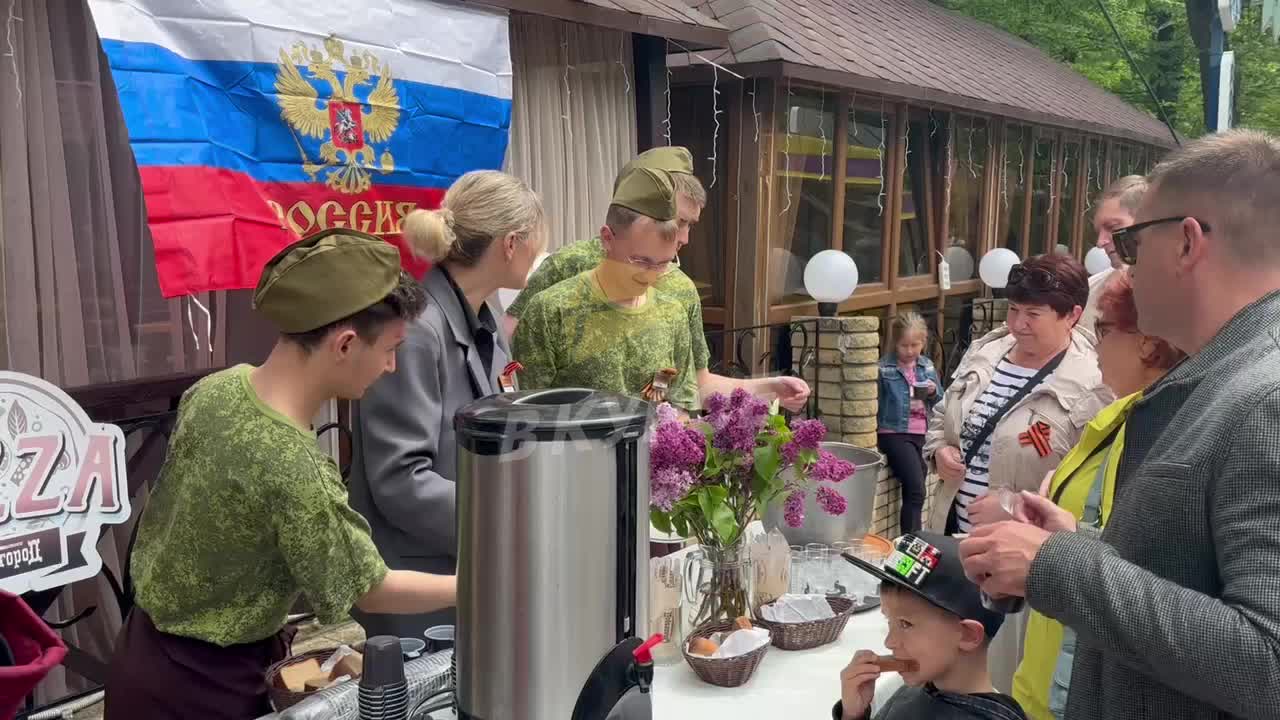 Очередь за солдатской кашей на праздновании Дня Победы в Владивостоке и Чите