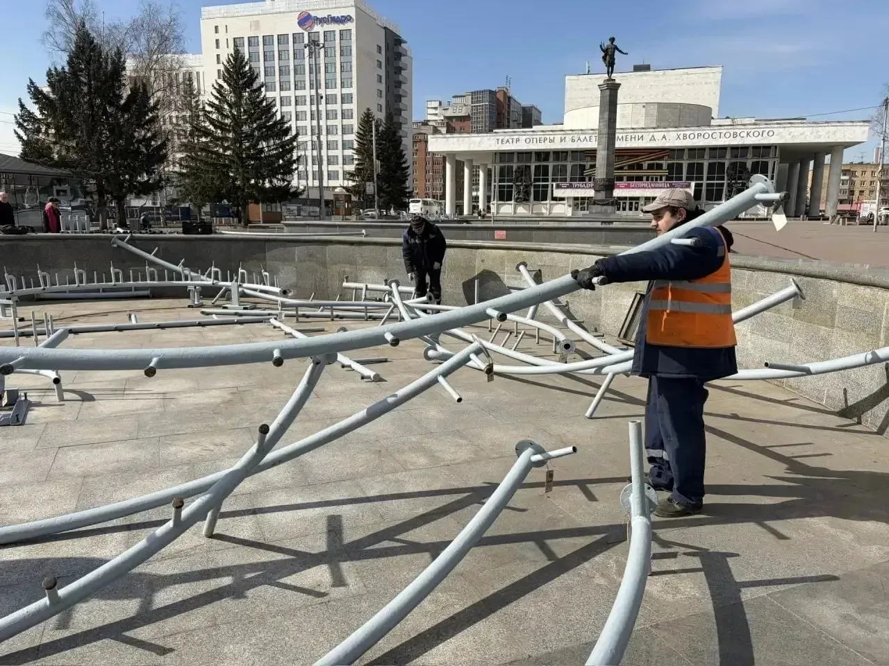 Фонтаны Красноярска готовят к новому сезону Работы стартовали на светомузыкальном фонтане на Театральной площади Специалисты провели очистку чаш от загрязнений Также привезли металлоконструкции трубопроводы насосы и насадки После установят электрические части и проведут тестовые запуски Всего в этом году в краевой столице планируют запустить 26 фонтанов Открытие сезона фонтанов запланировано к Дню Победы Фото управление зеленого строительства