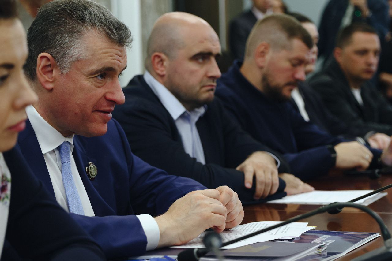 Председатель ЛДПР Леонид Слуцкий посетил с рабочим визитом Липецкую область В правительстве прошла встреча главы либерал демократов с губернатором Игорем Артамоновым В ходе неё обсуждали достижения Липецкой области особенно отметив Добровский район развитие искусственного интеллекта в регионе Визит Леонида Слуцкого продолжается В этот день он посетит также Добровский муниципальный округ