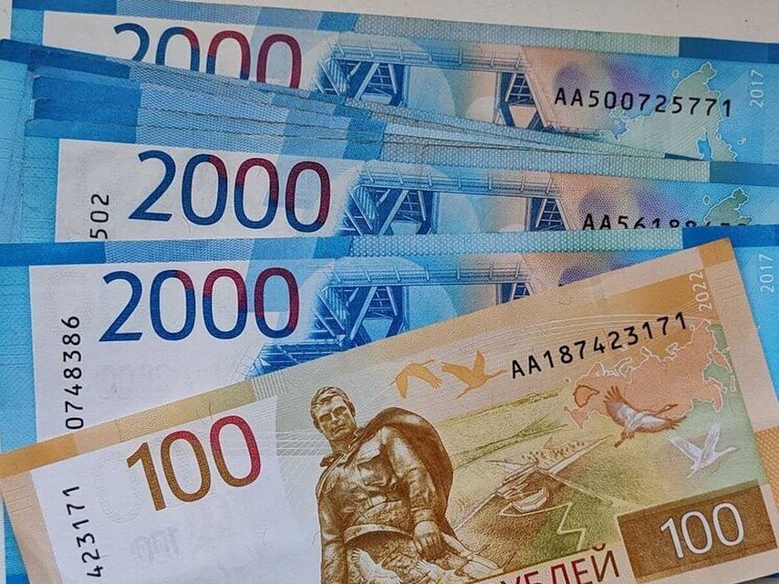 Власти Бурятии будут поощрять граждан, которые помогают выявлять нарушения в сфере розничной продажи алкогольной продукции. Согласно проекту постановления правительства республики, разработанного по поручению главы региона Алексея Цыденова, жители смогут получать до 5 тысяч рублей за каждое подтвержденное нарушение. В Минпромторге подчеркивают, что привлечение граждан к контролю значительно повысит эффективность надзорной деятельности. Ведомство поясняет, что должностные лица ограничены в возможностях проведения проверок без обращений граждан, тогда как сами жители могут активно выявлять нарушения как потребители. Проектом предусмотрено, что выплаты будут производиться только после подтверждения нарушения и вступления в силу постановления о привлечении нарушителя к административной ответственности. Это позволит избежать необоснованных выплат. Граждане смогут сообщать о различных нарушениях, включая продажу алкоголя в запрещенных местах, реализацию контрафактной продукции и другие противоправные действия в этой сфере. Инициатива направлена на повышение раскрываемости правонарушений, увеличение поступления средств в бюджет за счет штрафов и вовлечение населения в процесс контроля. Проект разработан в рамках реализации мероприятий по профилактике правонарушений в сфере оборота алкоголя и снижению алкоголизации населения. В правительстве Бурятии подчеркивают, что принятие этого порядка станет дополнительным инструментом в борьбе с незаконным оборотом алкоголя, особенно в контексте реализации программы «Территория трезвости», которая уже действует в 36 муниципальных образованиях и ТОСах республики. Ожидается, что постановление будет принято в ближайшее время. Источник: MK
