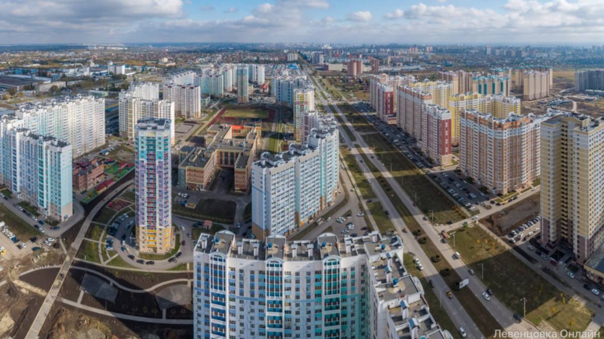 Знаете ли вы какой район Ростова самый жаркий Спойлер Левенцовка Об этом рассказали ученые ЮФУ которых провели исследование В районе температура поверхности асфальта летом поднимается выше 50 С По данным специалистов именно плотная застройка и недостаток зелени превращают микрорайон в городской остров тепла Для сравнения в районах где множество деревьев и светлые фасады температура на 5 7 С ниже