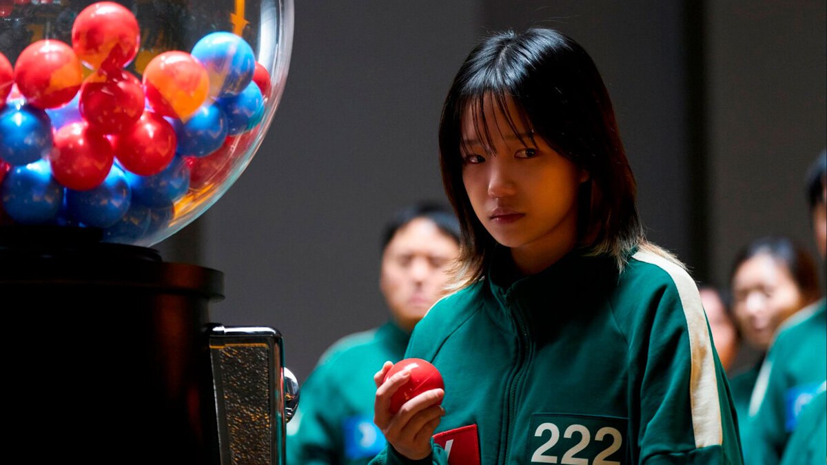 В КНДР могут применять публичные казни за просмотр Игры в кальмара и других южнокорейских сериалов Правозащитная организация Amnesty International опубликовала доклад о жутких методах идеологического воспитания в Северной Корее основанный на показаниях беженцев Главным преступлением в стране остается потребление контента из Южной Кореи Также сообщается что в стране возобновились публичные казни тех кто смотрит запрещёнку в том числе школьников Публичные казни используются властями как показательный инструмент воспитания Свидетели описывают мероприятия в городе Синыйджу куда принудительно сгоняли десятки тысяч жителей нарушителей включая детей Избежать лагерей или даже смерти можно с помощью взяток однако для большинства семей это неподъёмные суммы чтобы откупить близкого от казни многим приходится продавать свои дома Перебежчики утверждают что представители силовых структур КНДР сами смотрят запрещенные дорамы несмотря на участие в репрессиях против обычных граждан Там же на просмотр казни сгоняют десятки тысяч человек Школы в обязательном порядке водят учеников смотреть на расстрелы для острастки признана нежелательной деятельность компании запрещена в РФ