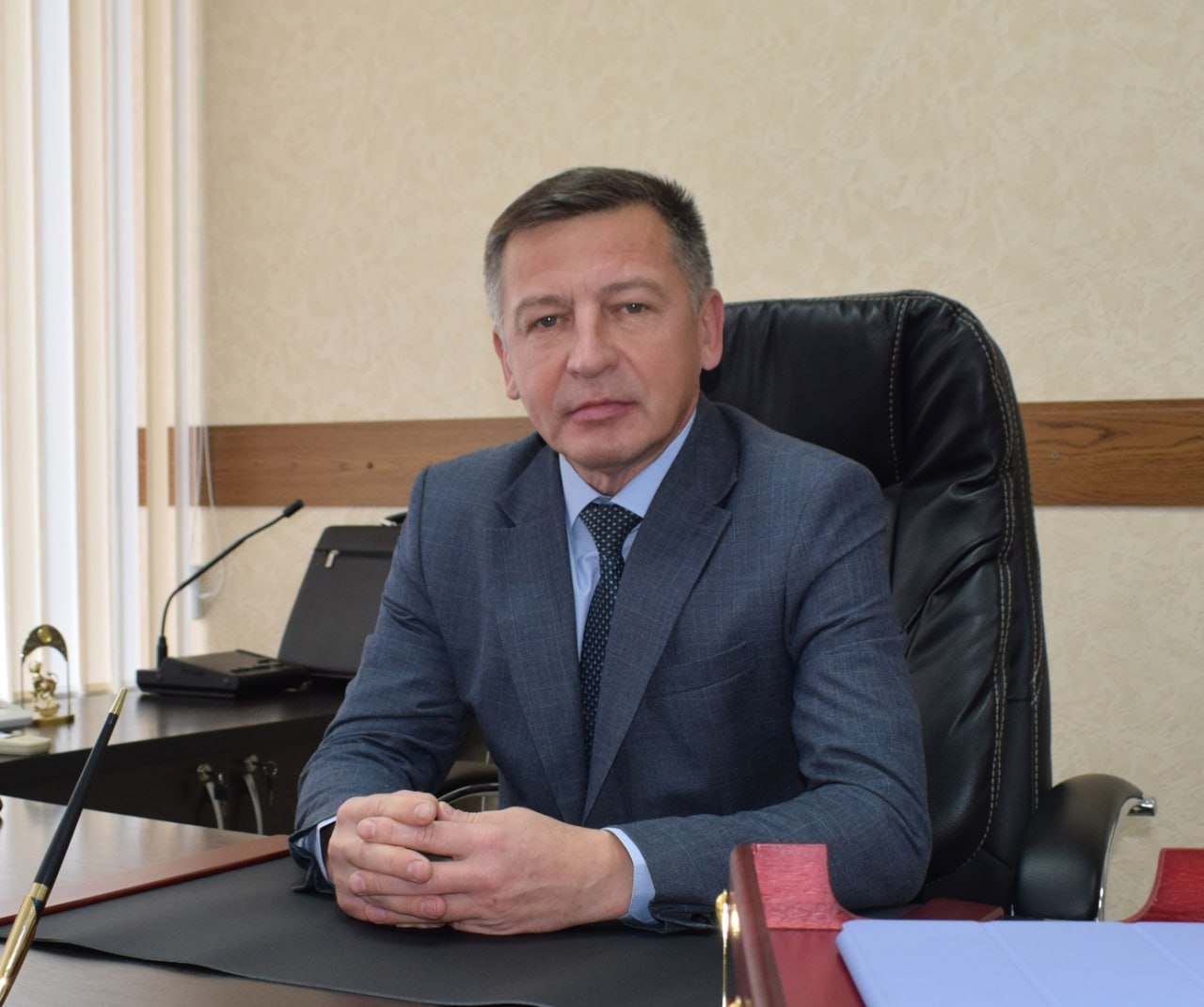 Очередная отставка в городской администрации Ижевска. В пятницу написал заявление глава Ленинского района Акбашев. Говорят, не смог отказать главе города. Вообще, у Чистякова наблюдается настоящая мания «перетряхивать» своих подчинённых. Кадровый ручеек, который вытекал из мэрии в первый год его руководства, за последние месяцы превратился в настоящий поток. За последние полгода из администрации ушли руководитель аппарата Решетникова, главы районов — Опарин Октябрьский и Акбашев Ленинский , а заместитель Чистякова по благоустройству Ниязов с января мигрирует между отпуском и больницами, опасаясь увольнения. Кроме того, за это время сменились руководители ключевых управлений: образования, имущественных отношений, архитектуры и градостроительства. Лишились своих должностей директора стратегических для города муниципальных предприятий — СПДУ, ДРЭУ в этой структуре за год сменилось три руководителя и ИжГЭТ тут причина несколько иная . Ещё больше увольнений в среднем и низовом чиновничьем звене. Очевидно, что Чистяков не дорожит людьми и не держится за кадры. Имеет ли смысл в такой ситуации что-то вообще говорить о городской команде?