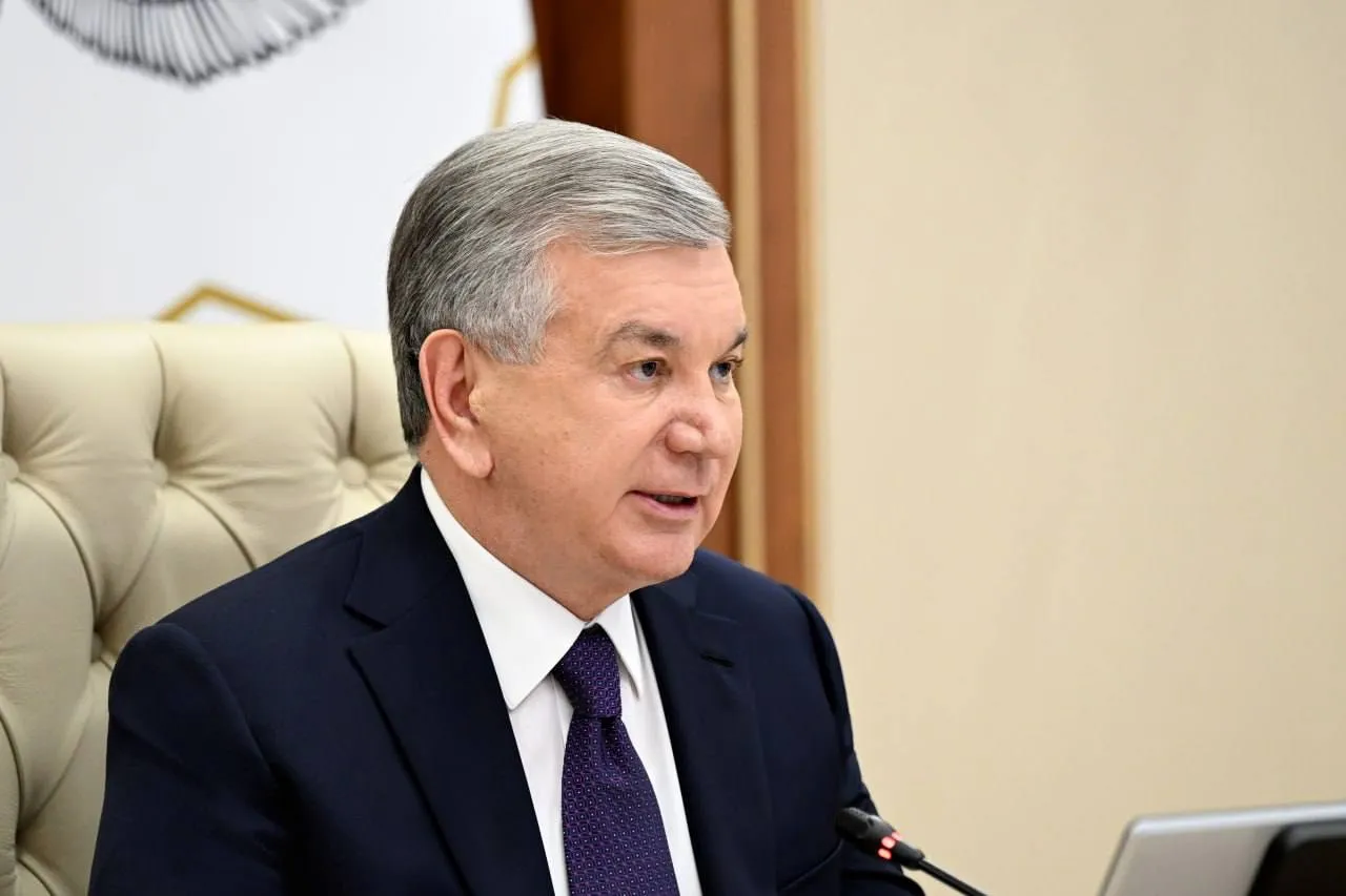 Шавкат Мирзиёев ознакомился с предложениями по развитию электронной коммерции и совершенствованию работы бондовых складов На презентации было предложено расширить в Узбекистане сеть современных складов крупных международных маркетплейсов В 2026 2028 годах в порядке эксперимента хотят внедрить новый механизм основанный на цикле импорт бондовый склад специальная электронная торговая платформа потребитель Согласно порядку товары размещаются на бондовом складе продаются через специальную электронную торговую платформу а таможенное декларирование и уплата пошлин осуществляются непосредственно на этапе продажи   repost uz poruchil prevratit v driver ekonomiki Подписывайтесь на Repost
