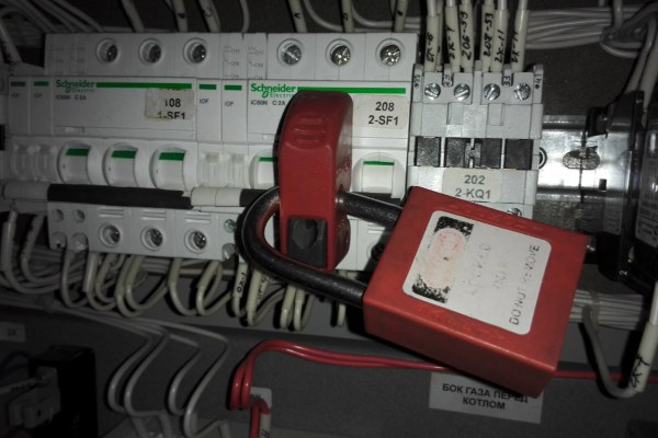 Монтаж нового трансформатора мощностью 25 МВА начался в Дудинке   www eprussia ru news base 2025 5842393 htm В Дудинке идёт обновление энергосистемы на подстанции ГПП 27 демонтируют трансформатор Т 2 отработавший свыше 50 лет Он преобразовывал напряжение с 110 кВ до 6 кВ обеспечивая поступление электроэнергии из Норильска для нужд города Устройство выработало ресурс и его заменят на современный аналог сообщила пресс служба АО НТЭК новости энергетики нтэк замена трансформатора
