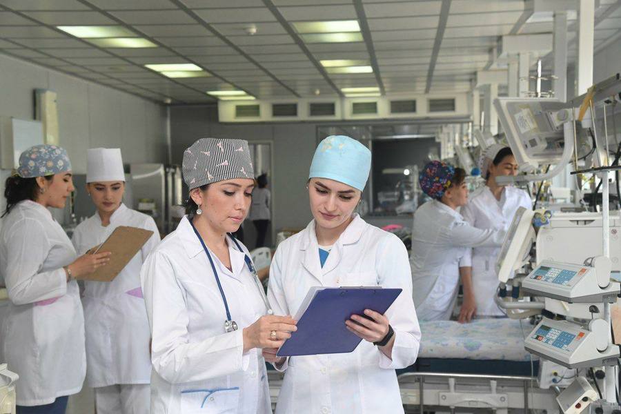 Отличные новости в Узбекистане врачам покроют ипотеку на покупку квартиры Также их бесплатно будут отправлять на отдых Президент подписал новое решение с 2026 года медикам Узбекистана повысят зарплаты и дадут ряд привилегий С 1 января 2026 года сотрудники госмедучреждений получат повышенные выплаты и льготы за счёт специального фонда Поощрение врачей за внедрение новых эффективных методов лечения выдадут премию в размере 50 базовых расчётных величин Поддержка семей медиков детям работников с 15 летним стажем оплатят до 30 годового контракта в вузах страны не более 15 БРВ Наука без затрат расходы на публикации в международных научных журналах с высоким импакт фактором полностью возьмёт на себя государство Жильё медикам ежегодно 500 врачей и фармацевтов со стажем от 15 лет получат 25 компенсации первоначального взноса по ипотеке Доплаты за аккредитацию медикам аккредитованных учреждений добавят 10 к окладу Бесплатная помощь и отдых тем кто проработал 3 года и более раз в год предоставят бесплатную высокотехнологичную медпомощь а тем кто трудится более 15 лет бесплатные путёвки в санатории Госуслуги дешевле все виды госпошлин для медиков станут вдвое ниже Подпишитесь и следите за актуальными новостями на нашем канале telegram me joinchat AAAAAEEdc qam7052mnXKA