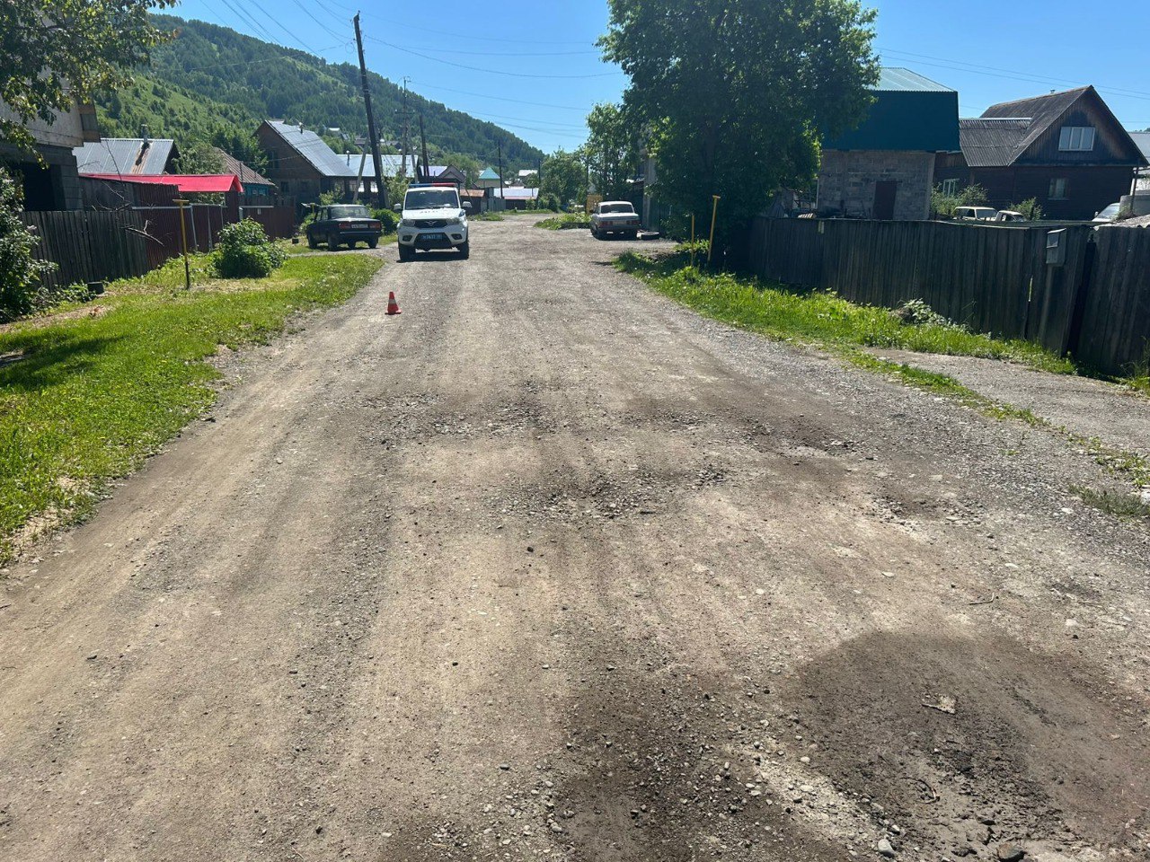 Братья-подростки попали в ДТП на питбайке в Горно-Алтайске. По данным республиканской Госавтоинспекции, ДТП произошло 20 мая около 18:45 в районе дома № 17 по улице Долгих. 15-летний горожанин не справился с управлением мотоциклом Rolliz Cross-150, мотоцикл опрокинулся на проезжей части. Водитель, а также его 15-летний брат, занимавший пассажирское место, получили травмы и были доставлены в Республиканскую больницу. Мальчикам оказали необходимую помощь, госпитализация им не потребовалась. В ходе разбирательства было установлено, что питбайк детям на день рождения купила мать подростков. Со слов женщины, мальчики взяли мотоцикл без разрешения В отношении несовершеннолетнего водителя возбуждено дела об административном правонарушении за нарушение ПДД или правил эксплуатации транспортного средства, повлекшее причинение средней тяжести вреда здоровью потерпевшего. В отношении матери – за передачу управления транспортным средством лицу, заведомо не имеющему водительских прав. Кроме того, родители несовершеннолетних будут привлечены к административной ответственности за неисполнение обязанностей по содержанию и воспитанию несовершеннолетних, отмечается в сообщении.