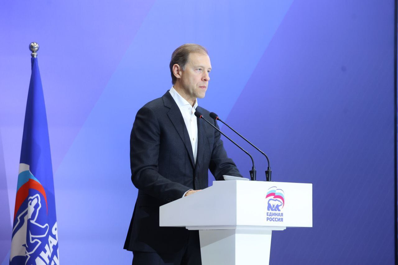 Другие заявления первого зампред Правительства Дениса Мантурова на пленарном заседании первого окружного отчётно программного форума Единой России Есть результат В фокусе повышенного внимания Единой России обеспечение продовольственной безопасности Партия делает акцент на разработке и внедрении высокотехнологичных станков и промышленных роботов от темпов решения этой задачи зависит переход к экономике высоких зарплат а это основа благополучия граждан В контексте перспективы ближайших лет и новой народной программы стоят задачи развития ракетно космической промышленности На повестке Роскосмоса и частных компаний создание низкоорбитальной группировки спутниковой связи В числе приоритетов разработка линейки принципиально новых ракет носителей в том числе с возвращаемой первой ступенью Предметом национальной гордости должна стать собственная орбитальная станция развертывание которой планируется с 2028 года