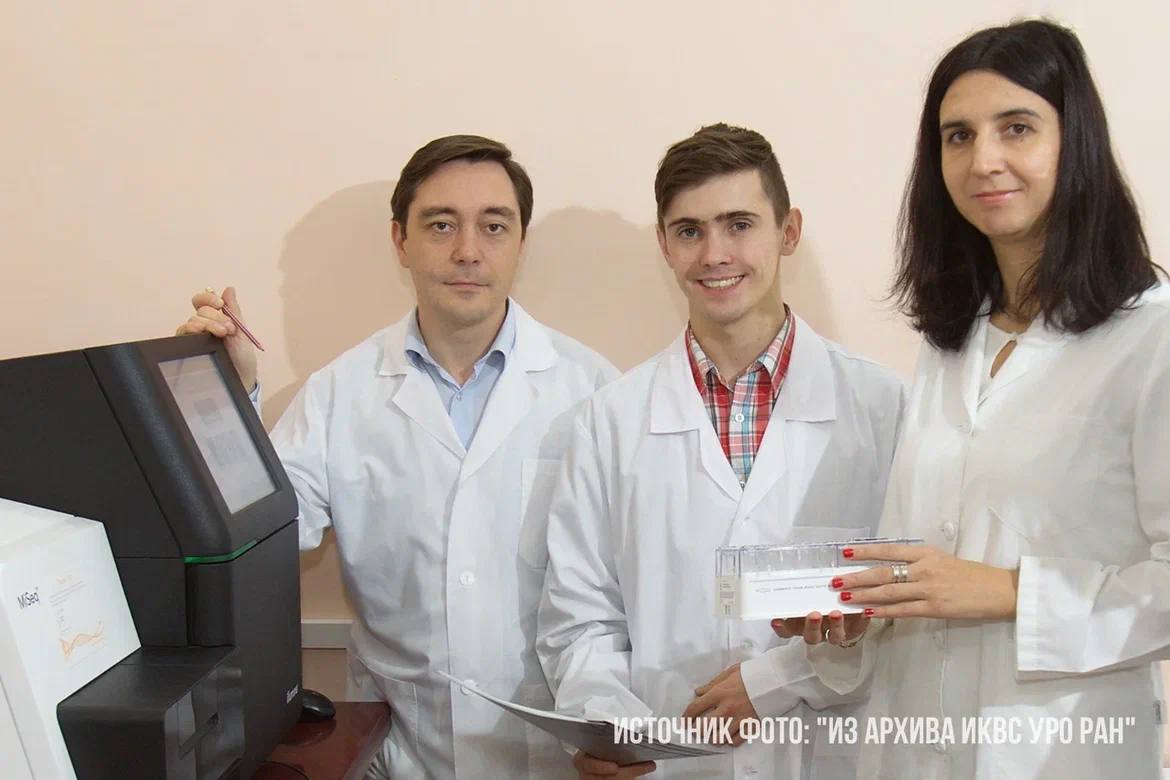 ОРТ Новости Оренбуржья Курорт Солёные озёра и Оренбургский федеральный исследовательский центр УрО РАН подписали соглашение Курорт Солёные озёра в Соль Илецке и Оренбургский федеральный исследовательский центр УрО РАН подписали соглашение о научном сотрудничестве Ученые продолжат изучать уникальные микроорганизмы соленых озер Исследования на курорте ведутся с 1997 года За это время были обнаружены редкие водоросли и микроорганизмы которые могут производить ценные вещества для медицины и косметологии Новое соглашение позволит проводить дополнительные экспедиции и лабораторные исследования Сотрудничество поможет курорту научно подтвердить целебные свойства озер и повысить качество оздоровительных процедур для туристов Подписывайтесь на ОРТ в подробнее на канале ОРТ Новости Оренбуржья