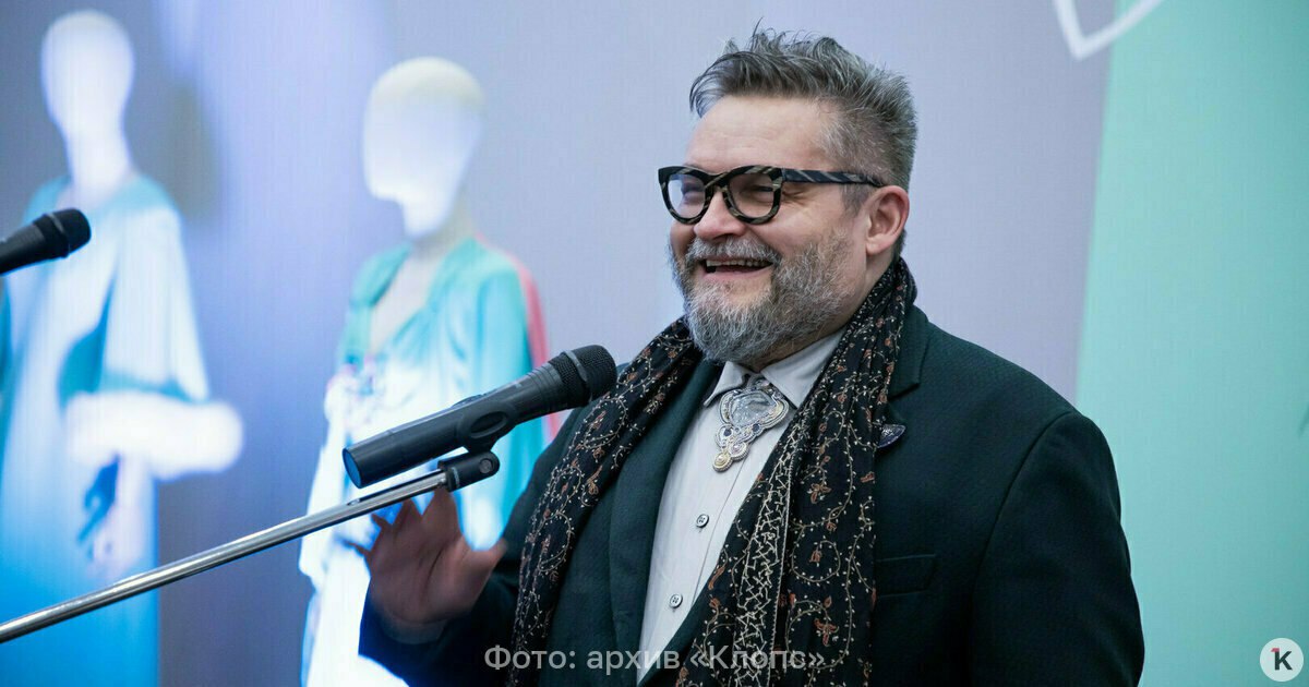 Телеведущему Александру Васильеву уехавшему из России грозит заочный арест СМИ Телеведущему Александру Васильеву грозит арест из за долгов его компании по налогам Об этом в воскресенье 23 ноября сообщает РИА Новости со ссылкой на телеграм каналы Александра Васильева могут заочно арестовать его компания накопила 325 тысяч налоговых долгов говорится в сообщении Как отмечается в публикации экс ведущий Модного приговора не платит по счетам с мая 2025 года Компания принадлежащая Васильеву получило иск от ФНС Счета в двух банках были заблокированы и арестованы Отмечается также что юридический адрес фирмы оказался недостоверным а выручка в 2024 году упала до нуля Историк моды Александр Васильев покинул Россию в 2022 году после начала специальной военной операции Бывший ведущий телепрограммы Модный приговор осудил СВО и заявил что не собирается возвращаться в Россию Сейчас он живет во Франции и зарабатывает на жизнь лекциями о моде