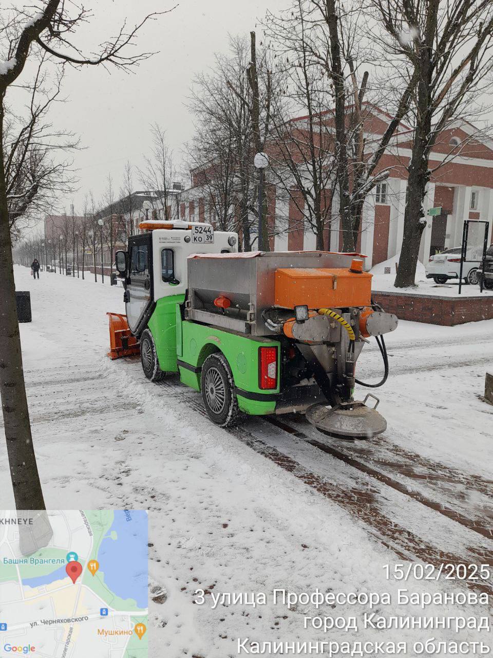 Калининградцы жалуются на плохую уборку дорог от снега.  По словам властей, дорожные службы работают со вчерашнего вечера в круглосуточном режиме. Около 52 единиц техники расчистили больше полутора тысяч км дорог.  «В этом году снегопадов по минимуму, но полно нареканий от калининградцев. Вижу обращения по уборке снега. Поручил ускорить работу и увеличить количество техники», — прокомментировал губернатор области.    Подписаться   Прислать новости