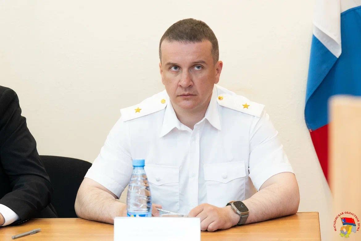 Начальник Управления МВД России по Магаданской области Дмитрий Князев поздравил сотрудников регионального управления Следственного комитета с профессиональным праздником  25 июля отмечается День сотрудника органов следствия Российской Федерации.   Следователь делает все необходимое для установления всех обстоятельств совершения преступления и привлечения злоумышленников к ответственности. Осматривая места происшествия, собирая свидетельские показания, допрашивая подозреваемых, сопоставляя факты и множество деталей, люди этой благородной и очень интересной профессии добиваются установления истины по уголовному делу.  1   Сегодня Начальник Управления МВД России по Магаданской области генерал-майор полиции Дмитрий Князев поздравил с профессиональным праздником руководителя Следственного управления Следственного комитета Российской Федерации по Магаданской области генерал-майора юстиции Александру Просину и весь коллектив управления.  На торжественном мероприятии присутствовали первые лица области и города, руководители силовых структур, надзорных ведомств и областного суда.    Дмитрий Геннадьевич вручил следователям почетные грамоты за эффективное взаимодействие в расследовании уголовных дел, в обеспечении правопорядка, общественной безопасности и борьбе с преступностью.