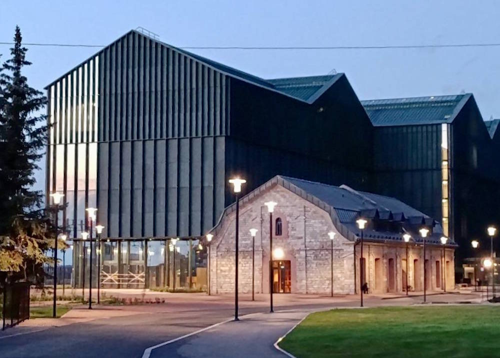 Пермская художественная галерея откроется в конце марта Открытие пермской художественной галереи планируется на 31 марта Как сообщает Новый компаньон планируется представить три временные выставки коллекцию деревянной скульптуры галерею стекла и фарфора Строительные работы в здании галереи завершились в декабре В новое здание перевезли около 60 тысяч экспонатов Пятиэтажное здание галереи спроектировало архитектурное бюро Сергея Чобана SPEECH Площади галереи увеличились в три раза до 21 639 тыс кв м Помимо выставочных пространств здесь есть библиотека зоны отдыха атриум с панорамным видом на Каму образовательный центр концертный зал Подписаться на Интересную Пермь в ТГ в МАХ