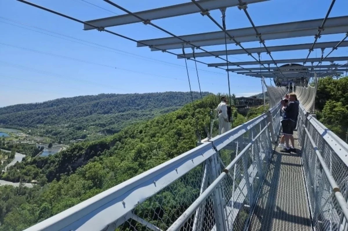 В Сочи произошло землетрясение Информация о подземных толчках начала распространяться сегодня днем в соцсетях Позже и сейсмические службы подтвердили что в районе поселка Лазаревское зафиксировали землетрясение магнитудой 4 1 балла Эпицентр находился на глубине более 10 километров Местные жители поделились в интернет пабликах о том что сначала услышали странный звук а потом почувствовали как пол начал вибрировать а мебель двигаться Мы в Мах АиФ Краснодарский край в ТГ