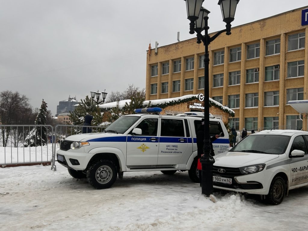 В новогодние праздники в Рязанской области за порядком следили более 7 000 человек Как сообщает УМВД России по области во время празднования Нового года в ночь 31 декабря 2025 года на 1 января 2026 года охрану общественного порядка в регионе обеспечивали более 7 тысяч человек На массовых мероприятиях было задействовано 435 сотрудников органов внутренних дел В рождественскую ночь в 179 населенных пунктах региона в 255 храмах прошли праздничные богослужения В них приняли участие более 25 тысяч жителей и гостей региона порядок обеспечивали 586 сотрудников полиции В прошлом году Рязань стала Новогодней столицей России В праздничных мероприятиях Новогодняя столица России 2026 приняло участие более 40 тысяч жителей и гостей региона В охране общественного порядка было задействовано более 1500 сотрудников полиции Также в охране общественного порядка на массовых мероприятиях участвовали сотрудники регионального Управления Росгвардии работники частных охранных предприятий и представители доб