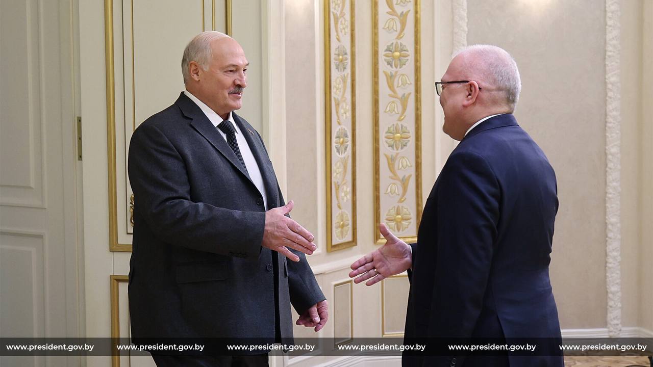 Президент Беларуси Александр Лукашенко 19 января встретился с губернатором Кировской области России Александром Соколовым Что касается экономики все таки товарооборот у нас не ахти какой великий Есть субъективного характера причины объективные это понятно Где то 110 млн за январь ноябрь 2025 года товарооборот составил 108 млн Прим Но темпы хорошие Если мы такими темпами будем развиваться то мы удвоить а это наша цель товарооборот сможем сказал Глава государства