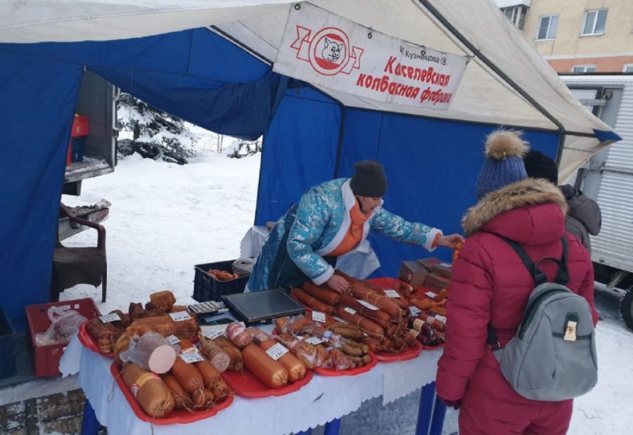 Предновогодние сельскохозяйственные ярмарки пройдут в Кемерове и Новокузнецке В пятницу 19 декабря в Кемерове и Новокузнецке в преддверии новогодних праздников пройдут сельскохозяйственные ярмарки В Кемерове ярмарка по традиции будет организована на площади Советов с 09 00 до 14 00 К новогодним праздникам жители и гости города смогут приобрести яйцо хлебобулочные и кондитерские изделия мед грибы орехи овощную продукцию Производители предложат покупателям широкий ассортимент рыбной молочной продукции свинину говядину баранину В Новокузнецке областная сельскохозяйственная ярмарка пройдет на площади общественных мероприятий Центрального района С 09 00 до 15 00 более 40 участников предложат гостям свежие продукты от производителей Кемеровской Новосибирской областей и Алтайского края На ярмарке можно будет найти не только продукты но и непродовольственные товары изделия мастеров декоративно прикладного творчества kuzzbas ru news society 77907 html
