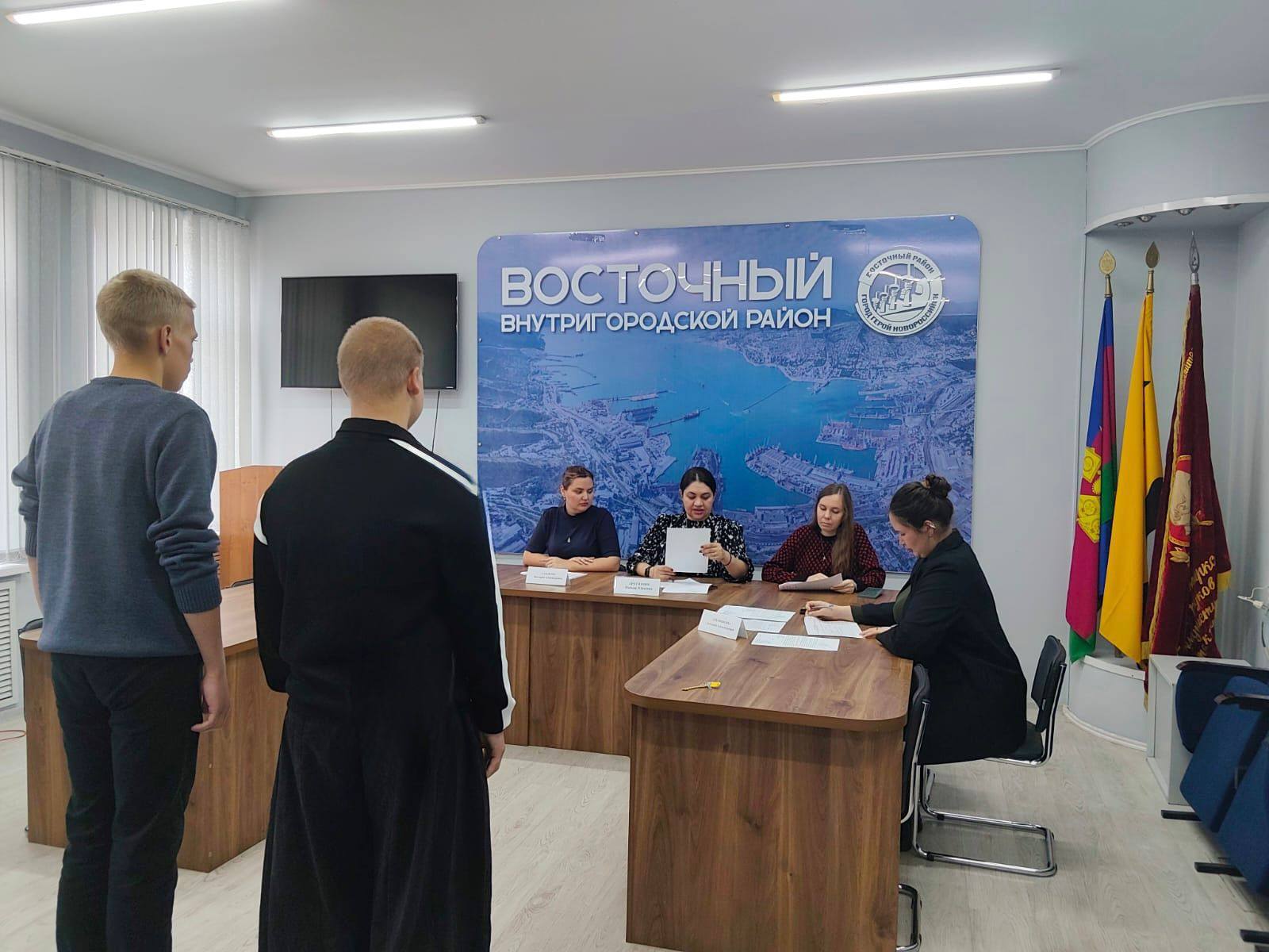 20 ноября 2025 года в администрации Восточного внутригородского района состоялось плановое заседание Штаба по координации деятельности народных дружин По итогам отчетного периода Выявлено 10 несовершеннолетних за курение в общественном месте Важная информация Ежегодно в третий четверг ноября отмечается Международный день отказа от курения Некоторые факты о вреде курения Согласно статистике ВОЗ ежегодно от курения умирает около 6 миллионов людей по всему миру Сигареты наносят вред каждому органу но особенно страдают сердце лёгкие и кровеносная система Привыкание организма к никотину происходит примерно со 2 3 го приёма и с каждой новой дозой сила зависимости возрастает Курение сокращает жизнь мужчины примерно на 12 лет и жизнь женщины примерно на 11 лет На сегодняшний день в Краснодарском крае 2 закона регулируют вопрос о курении несовершеннолетних Согласно п 4 ст 20 15 ФЗ несовершеннолетние не имеют права курить никотинсодержащую продукцию и использовать различные устройства для её употребления Согласно п 3 ст 3 1539 КЗ несовершеннолетними не допускается употребления табачной и никотиносодержащей продукции За нарушение запрета предусмотрена административная ответственность которую регламентируют статьи 6 23 и 6 24 Кодекса об Административных правонарушениях Восточныйрайон КДНиЗП КДНиЗП Новороссийск минтрудкубани ЛюбитьиБеречь детство защитадетства