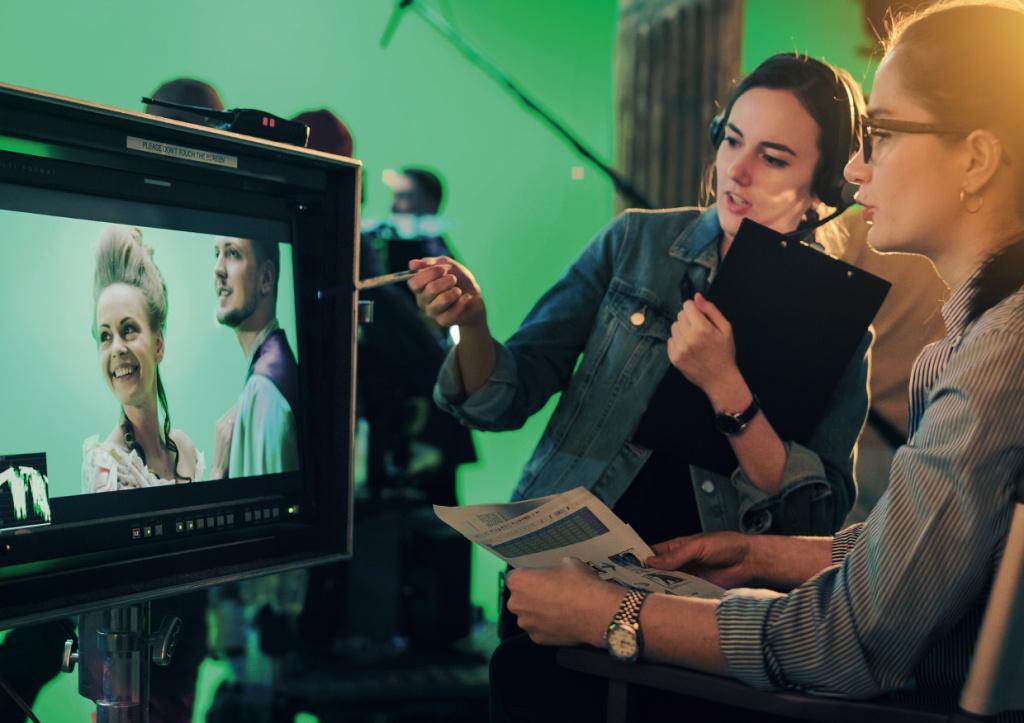 Эксперты российской киноиндустрии предупредили о росте стоимости производства контента в 2026 году Стоимость создания сериалов в России за последние три года выросла почти в пять раз По словам представителей отрасли которые приводит Коммерсантъ FM рост ставки НДС до 22 и снижение порога для ИП с 60 до 10 миллионов рублей в 2026 году приведут к дальнейшему росту стоимости производства и рискам неисполнения контрактных обязательств студиями производителями Также в конце этого года истекает налоговый режим который позволял российским издателям и стримингам не платить налог на прибыль от распространения зарубежного контента Медиакомпании уже обратились в Минцифры с просьбой продлить действие налоговых льгот Чтобы сократить расходы российские стриминги активно сотрудничают друг с другом и эфирными телеканалами создавая совместные проекты Зарубежные сервисы в свою очередь регулярно повышают цены на подписку к примеру в США подписка на Disney подорожала с 16 до 19 долларов а стоимость стандартного тарифа Нетфликс выросла с 15 до 18 долларов TMT Channel Подписаться