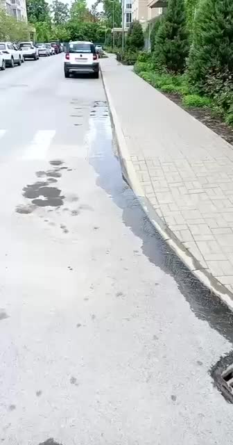 Канализационные воды затопили подвалы семи домов на улице Орской в Ростове
