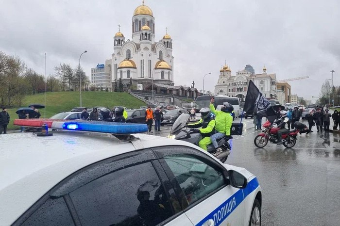 «Тысяча мотоциклистов и патрули». В Екатеринбурге торжественно открылся новый мотосезон Мотосезон стартовал сегодня, 3 мая в Екатеринбурге. В открытии сезона приняли участие тысяча мотоциклистов, безопасность которых охраняли патрули свердловской Госавтоинспекции, сообщили в Госавтоинспекции России по Свердловской области. Невзирая на прохладную и дождливую погоду в Екатеринбурге состоялась официальная церемония открытия мотосезона. На символичное открытие в Екатеринбурге традиционно собрались сотни мотоциклистов со всей Свердловской области.