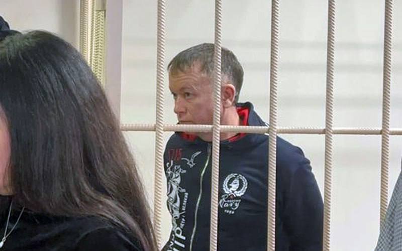 Дома, квартиры и эллинг на 150 млн забрали у бывшего главного борца с коррупцией в Новосибирской области Новосибирский областной суд по иску Генпрокуратуры РФ обратил в доход государства имущество бывшего начальника управления экономической безопасности и противодействия коррупции ГУ МВД по Новосибирской области Владимира Вялкова. Об этом сообщила пресс-служба ведомства. За счёт доходов, законность происхождения которых не подтверждена, силовик приобрёл земельные участки, жилые дома и квартиры, нежилые помещения, эллинг на берегу Оби, а также премиальные автомобили. «Общая стоимость имущества составила около 150 млн рублей», — уточнили в прокуратуре. Вялков оформлял активы на сожительницу, членов её семьи, а также бывшую супругу, с которой расторг брак в 2013 году, считает прокуратура. Суд удовлетворил иск. В апреле 2024 года Вялкова задержали по подозрению в получении взятки в особо крупном размере ч. 6 ст. 290 УК . Затем стало известно ещё и об обвинениях в получении крупных взяток ч. 5 ст. 290 УК . В общей сложности ему вменили взятки деньгами и имуществом от производителей контрафактного алкоголя на сумму около 60 млн рублей. Вялкова поместили в СИЗО. Но в 2025 году Центральный районный суд, рассматривающий его дело по существу, отпустил его под домашний арест. Впрочем, 27 февраля Дзержинский райсуд снова арестовал экс-полицейского уже по новому уголовному делу. Всего известно о трёх уголовных делах против высокопоставленного силовика. Владимир Вялков был уволен из правоохранительных органов в 2023 году в связи с утратой доверия. Подписаться Прислать новость Помочь бустами