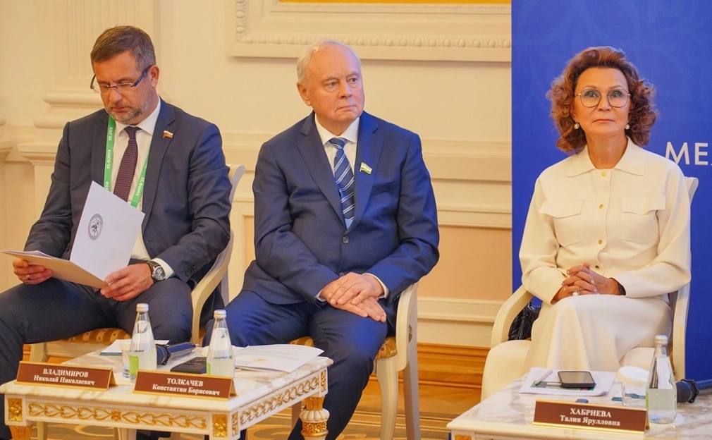 Толкачев призвал внести конституционный закон о правовом статусе регионов Председатель Госсобрания Курултая Башкирии Константин Толкачев призвал разработать и принять федеральный конституционный закон о правовом статусе регионов В документе должны быть четко разграничены полномочия субъектов РФ заявил он выступая на IV Казанском международном юридическом форуме По словам спикера для законодательных собраний регионов стало проблемой постоянное переписывание законов под федеральные нормы Около 30 всех принимаемых в субъектах РФ законов обусловлены необходимостью приведения региональной правовой базы в соответствие с федеральными новеллами и это не лучшим образом сказывается на стабильности региональных законов заявил Толкачев Конституционный закон о правовом статусе регионов позволил бы четко определить предметы исключительного ведения федерального и региональных парламентов отметил председатель Госсобрания Спикер также посетовал на отсутствие контроля со стороны прокуратуры за выполнением региональных законов По его словам надзорные органы следят только за тем чтобы не нарушались федеральные нормы а законы субъектов фактически остаются без защиты В связи с этим Толкачев предложил прописать в законе о прокуратуре обязанность органа осуществлять надзор за исполнением регионального законодательства Также он указал на недостаточное участие региональных парламентов в разработке и обсуждении федеральных законопроектов Соответствующая конституционная норма есть но она не исполняется заявил спикер В пример Толкачев привел Госсобрание РБ которое не получает из Госдумы на согласование законопроекты напрямую касающиеся жизни регионов РБК УФА