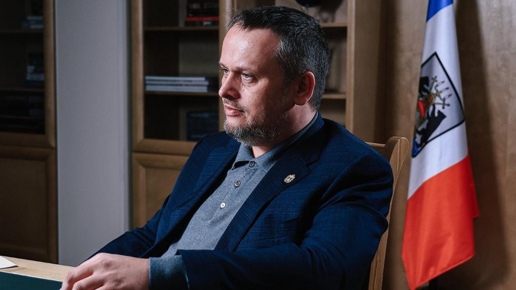 В Екатеринбург летит новый министр транспорта Вечером Андрей Никитин откроет новый пропускной пункт в Кольцово, сообщил источник .RU в правительстве. После запуска аэропорт сможет принимать более 2 тысяч пассажиров в час. Ранее в Кольцово установили новое оборудование для пограничных и таможенных служб, а также внедрили систему паспортного контроля «Сапсан»: она позволяет сокращать время проверки документов. Никитина назначили новым министром транспорта 8 июля. Предыдущий глава Роман Старовойт покончил с собой после того, как его отправили в отставку. Фото: Андрей Любимов, РБК Новости из Екатеринбурга