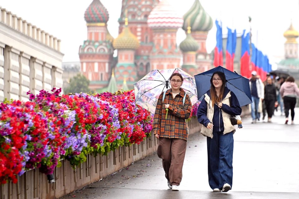 Москва сохранила лидерство по числу туристических достопримечательностей в рейтинге 2025 самых влиятельных городов мира Столица России опередила такие мегаполисы как Токио Париж Лондон и Нью Йорк Кроме того в 2025 году Москва заняла первую строчку по степени простоты использования оплачиваемого отпуска и третье место среди городов с низким уровнем цен уступив лишь Каиру и Джакарте А еще наша столица заняла второе место по числу зеленых зон в городе на первом месте оказался Лондон Индекс самых влиятельных городов мира GPCI ежегодно публикуется японским фондом Mori Memorial Foundation и измеряет магнетизм городов по 6 критериям экономика исследования и разработки культурное взаимодействие пригодность для жизни окружающая среда и доступность Подписаться на truekpru Читать нас в MAX