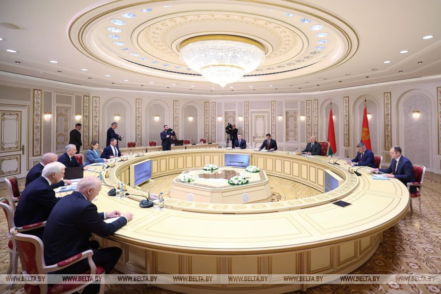 Мы в одной лодке Лукашенко объяснил почему Беларуси и России надо ориентироваться на свое  Беларуси и России нужно в первую очередь ориентироваться на свое Об этом Президент Беларуси Александр Лукашенко заявил 19 января на встрече с губернатором Кировской области России Александром Соколовым Мы в одной лодке Поэтому как мы с Владимиром Владимировичем Путиным определились ориентироваться надо на свое Санкции не санкции надо ориентироваться на свое подчеркнул глава государства Он обратил внимание что в Беларуси достаточно хороших товаров причем их высокое качество подтверждено на государственном уровне Ежегодно присваивается Государственный знак качества И в этом году также определены номинанты В их числе например автомобиль BELGEE который входит в число лидеров по продажам в России Подробнее на vitvesti by Сайт TikTok VK Instagram YouTube ОК Стикерпак ВВ Чат бот