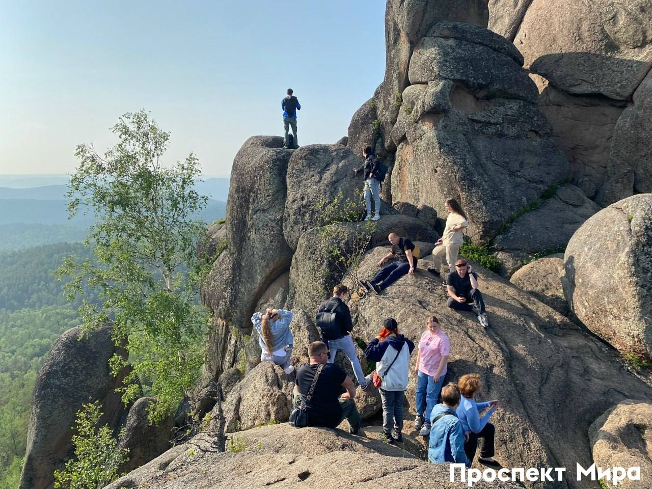 В администрации Столбов высказались о запрете лазить по скалам Теперь можно ходить только по маршрутам которые утвердило Минприроды Это сделали из за безопасности и касается всех заповедников и нацпарков России Восхождения на скалы не могут включить в маршруты так как скалолазание это вид спорта Турист будет сам нести ответственность за свое здоровье если пошел не по маршруту или залез на скалу О штрафах в релизе нацпарка ни слова prmira news