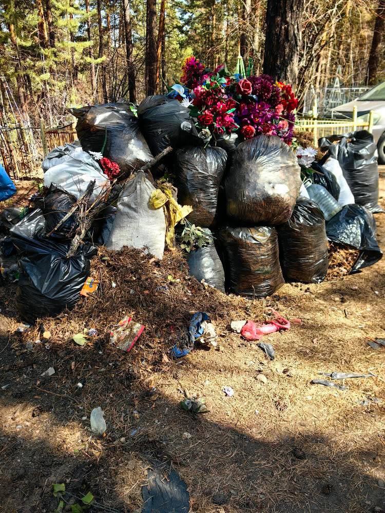 Вновь читинцы начали замечать горы мусора на центральном кладбище Из года в год ситуация хуже и хуже. В пятницу с самого утра уже была вот такая ситуация на центральном кладбище. К Родительскому дню читинцы наводят порядок на могилках, только мусор не вывозят и контейнеры не ставят. Каждый год заваливают могилы, так как мест сбора мусора никто не организовывает, только обещания — рассказала жительницы Читы. В пресс-службе городской администрации тем временем отчитались, что уборка отходов с территорий кладбищ продолжается и за минувшую неделю было вывезено 1786 кубометров мусора. ZAB.RU