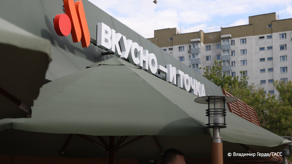 "Вкусно — и точка" тестирует формат передвижного фудтрака, говорится в сообщении компании. Первый трейлер будет работать в тестовом режиме на территории ТРК "Красный Кит" в Мытищах. Посетителям будет доступно сокращенное меню сети. / Москва