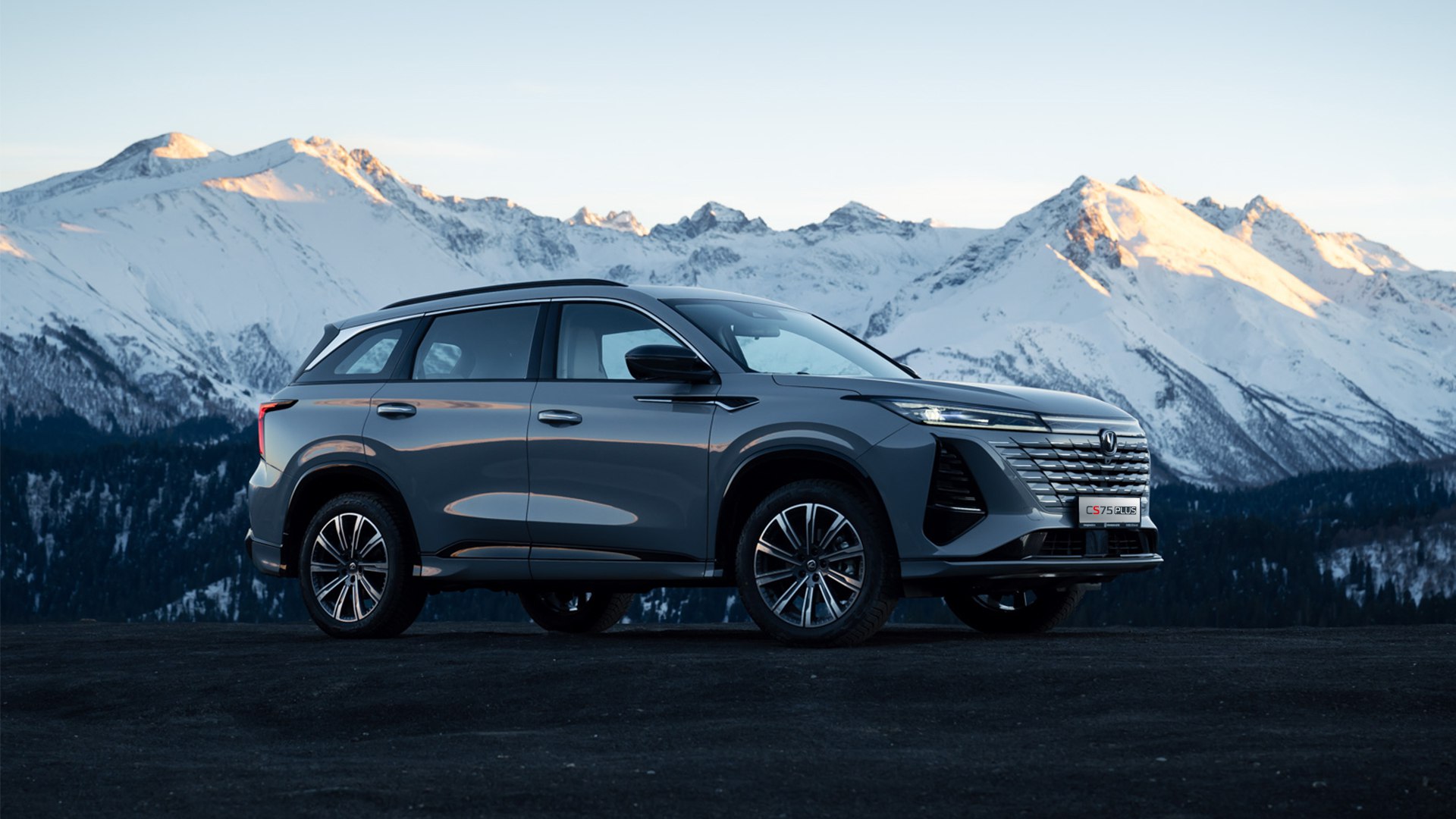 Стала известна цена новой модели Changan в России Changan начал продажи нового CS75 Plus в России по цене от 4 09 миллионов рублей Компания Changan объявила старт продаж кроссовера CS75 Plus четвертого поколения на российском рынке Автомобиль получил кардинально переработанную внешность более мощный двигатель и полный привод Об этом сообщила Lenta ru со ссылкой на пресс службу бренда Changan объявляет о старте продаж нового кроссовера CS75 Plus AWD Четвертое поколение бестселлера к Читать на сайте ИА Бизнес код CHANGAN CS75Plus Автомобиль продажи