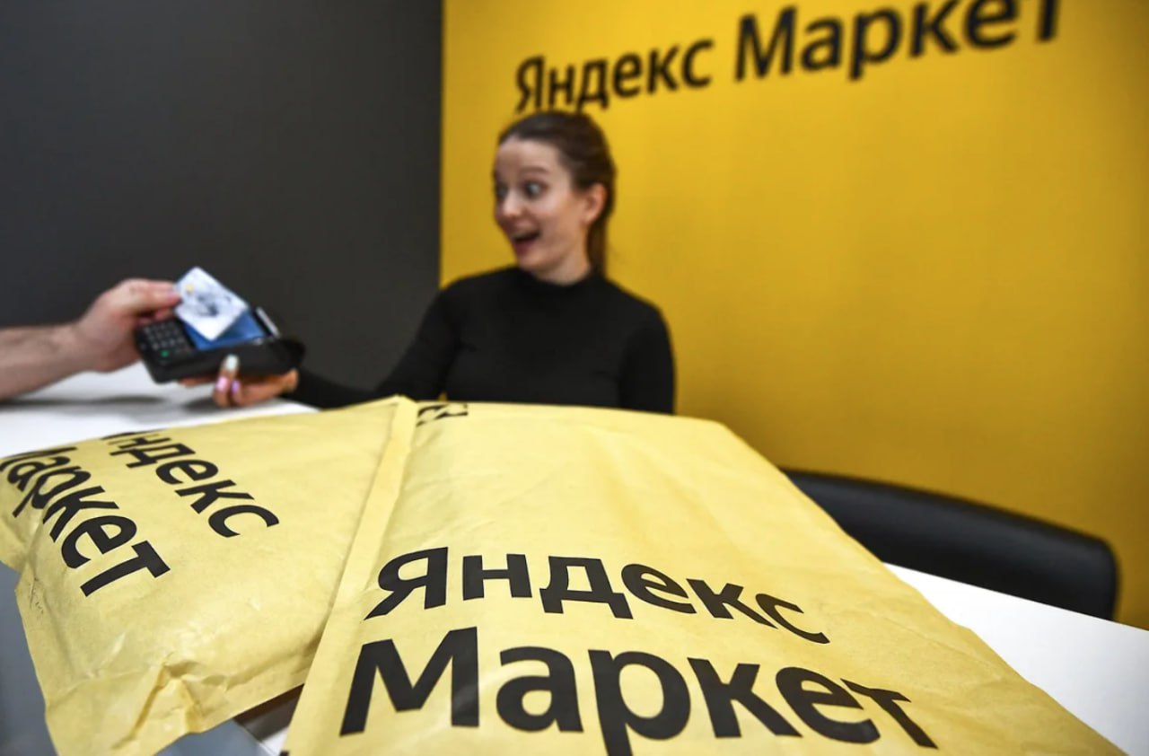 Битва за клик как нейросети Яндекса перераспределяют интернет трафик В ИИ ответах Алисы 38 4 ссылок ведут на сайты за пределами топ 30 обычной выдачи демократизируя трафик Маркетплейсы захватили 55 брендовых запросов а поисковики довольствуются 31 перекраивая рынок рекламы Органический трафик информационных сайтов упал на 30 после внедрения нейроответов обрушив традиционные модели монетизации Согласно отчету Ашманов и партнеры CTR некоторых категорий сайтов сократился более чем вдвое поскольку Алиса генерирует развернутые ответы уменьшая необходимость перехода на внешние ресурсы Нейросети не просто дополняют поиск а перехватывают пользовательское внимание Как отмечают эксперты алгоритмы теперь не направляют а отвечают Теперь бизнесу придется адаптироваться под форматы прямого диалога с ИИ ассистентами вместо классической SEO оптимизации