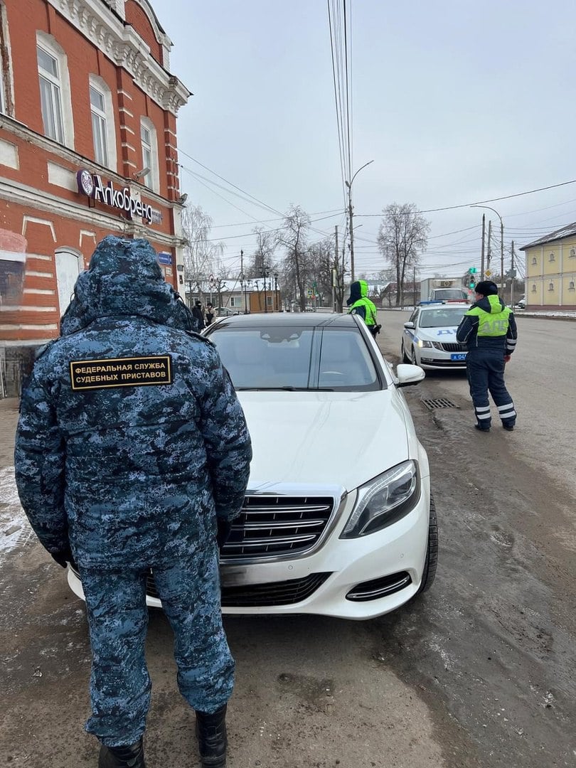 14 февраля подписчик спрашивал: «Что, случилось на перекрёстке Карла Маркса/Кирова? Там "Майбах" белый на эвакуаторе увозят, ДПС стоят».  Сегодня судебные приставы ответили на вопрос:  «За неуплату 1 млн. 274 тыс. руб. задолженности по налогам и страховым взносам у тамбовчанина арестован «Maybach».  Зная о своих долгах, мужчина скрывался от судебных приставов.  В рамках совместного рейдового мероприятия с сотрудниками ГАИ автотранспортное средство марки «Mercedes-Benz Maybach S 500» должника было остановлено в  Тамбове. Судебным приставом-исполнителем в отношении движимого имущества составлен акт описи и ареста, после чего автомобиль эвакуировали на спецстоянку.   Теперь у должника есть 10 дней на погашение задолженности. В случае если мужчина долг не оплатит, арестованный автомобиль оценят и передадут для дальнейшей реализации на торгах. Вырученные денежные средства перечислят в счет погашения задолженности».  Так, четыре дня уже прошли. Еще неделька, и будет выставлен на продажу. Псс, «Майбах» кому нужен?