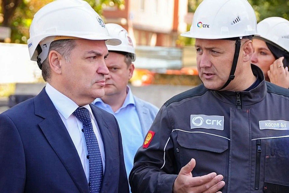 СГК завершает работу по повышению надежности теплоснабжения левобережья  Строительство новых трубопроводов - с расширением диаметров - ведется на улицах Серафимовича и Степной. Как идет строительство теплосетей, 7 августа проверил мэр Новосибирска Максим Кудрявцев.  Замену двух крупных участков тепломагистралей в Ленинском районе - на улицах Серафимовича и Степной - НТСК выполняет с трехкратным увеличением пропускной способности труб, доложил мэру генеральный директор ООО «Новосибирская теплосетевая компания»  входит в СГК  Александр Косов.  На улице Серафимовича участок протяженностью 418 метров строится с увеличением диаметра трубопроводов с 250 до 700 миллиметров, а по улице Степной - протяженностью 550 метров - с увеличением диаметра с 400 до 700 миллиметров. Возраст старых теплотрасс - 55 и 72 года соответственно. По состоянию на 7 августа подрядчик - ООО «Мегаполис» - уже выполнил значительную часть мероприятий. Завершить работы по двум проектам компания должна 15 сентября 2025 года.    Подпишись на «КП — Новосибирск»