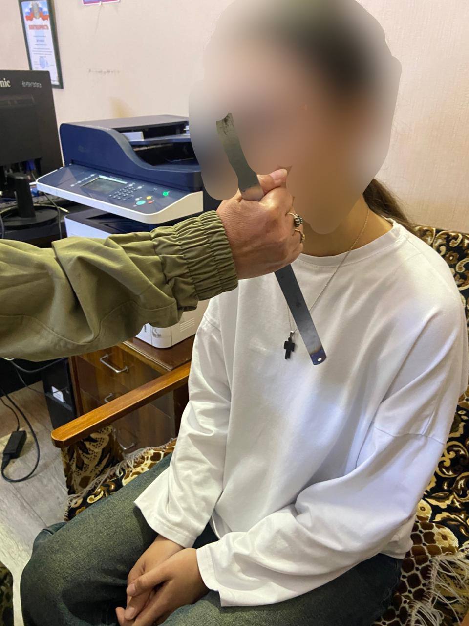 Жительница Евпатории напала с ножом на невестку За это суд приговорил 54-летнюю женщину к трём годам лишения свободы условно, сообщили в прокуратуре Крыма. Испытательный срок составит тоже три года. Инцидент произошёл в феврале этого года. Женщина ударила ножом невестку во время конфликта. Фото: прокуратура Крыма Крым 24