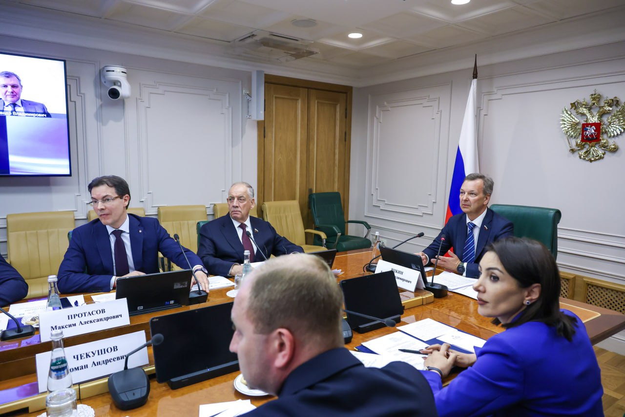 Названы победители IV Национального органического конкурса. Комиссия Конкурса на соискание премии за достижения в развитии российской органической продукции во главе с первым заместителем Председателя Совета Федерации Андреем Яцкиным определила победителей IV Национального органического конкурса, который проводится Советом Федерации совместно с Минсельхозом России и Роскачеством при поддержке Фонда «Органика». Конкурс направлен на поощрение достижений в области производства и реализации органической продукции, повышение информированности потребителей об органической продукции, а также выявление и распространение лучших практик в этой сфере. Особенно приятно отметить, что в номинации «Лучший молодежный проект по популяризации органической продукции» в категории «Школьный проект» первое место заняла учащаяся Средней общеобразовательной школы №1 г. Боровичи Новгородской области Ксения Бессонова. Ксения подготовила видеоролик для обучающихся 5-х классов на тему: «Будут пчелы, будет жить человек». Поздравляю с заслуженной победой и желаю новых успехов и достижений в учебе!