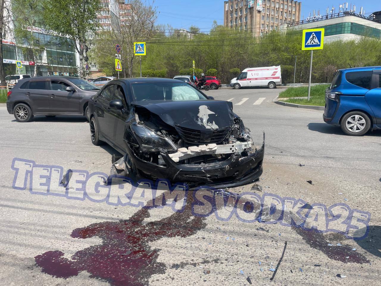 Во Владивостоке на Русской произошло серьезное ДТП из трех автомобилей — скорая помощь помогает пострадавшим Водитель Газели не убедился в безопасности маневра при осуществлении разворота, вследствие чего в него влетел Toyota Crown. От удара Газель откинуло в Lexus, который выезжал со второстепенной дороги. Медики оказывают помощь водителю Крауна и Газели. Источник АВТОГАРАНТ Админу